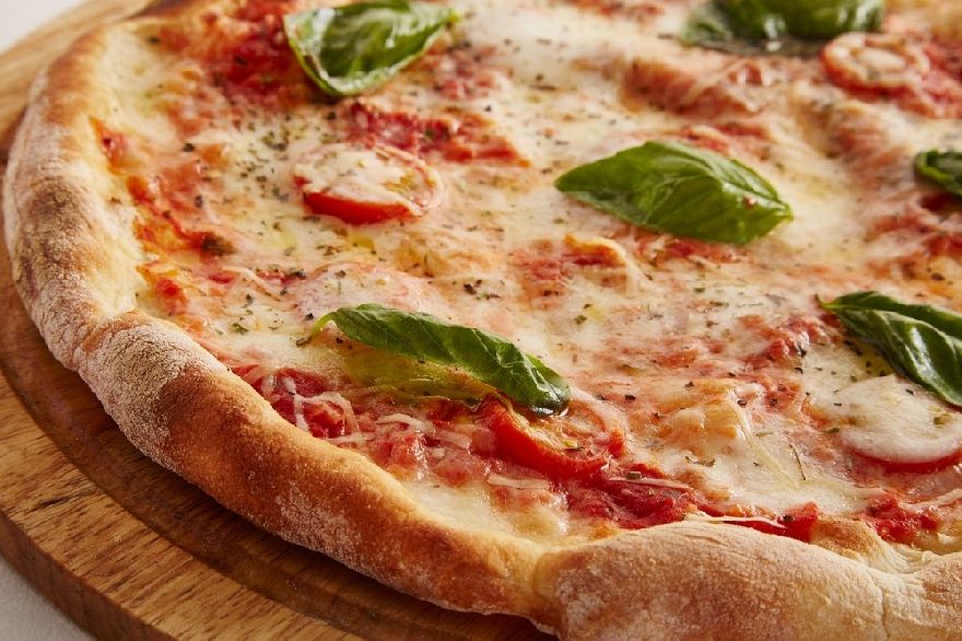 Frische Pizza aus dem Steinofen wie bei der Liesborner Pizzeria mit leckeren italienischen und türkischen Essen mit Lieferservice in Liesborn.